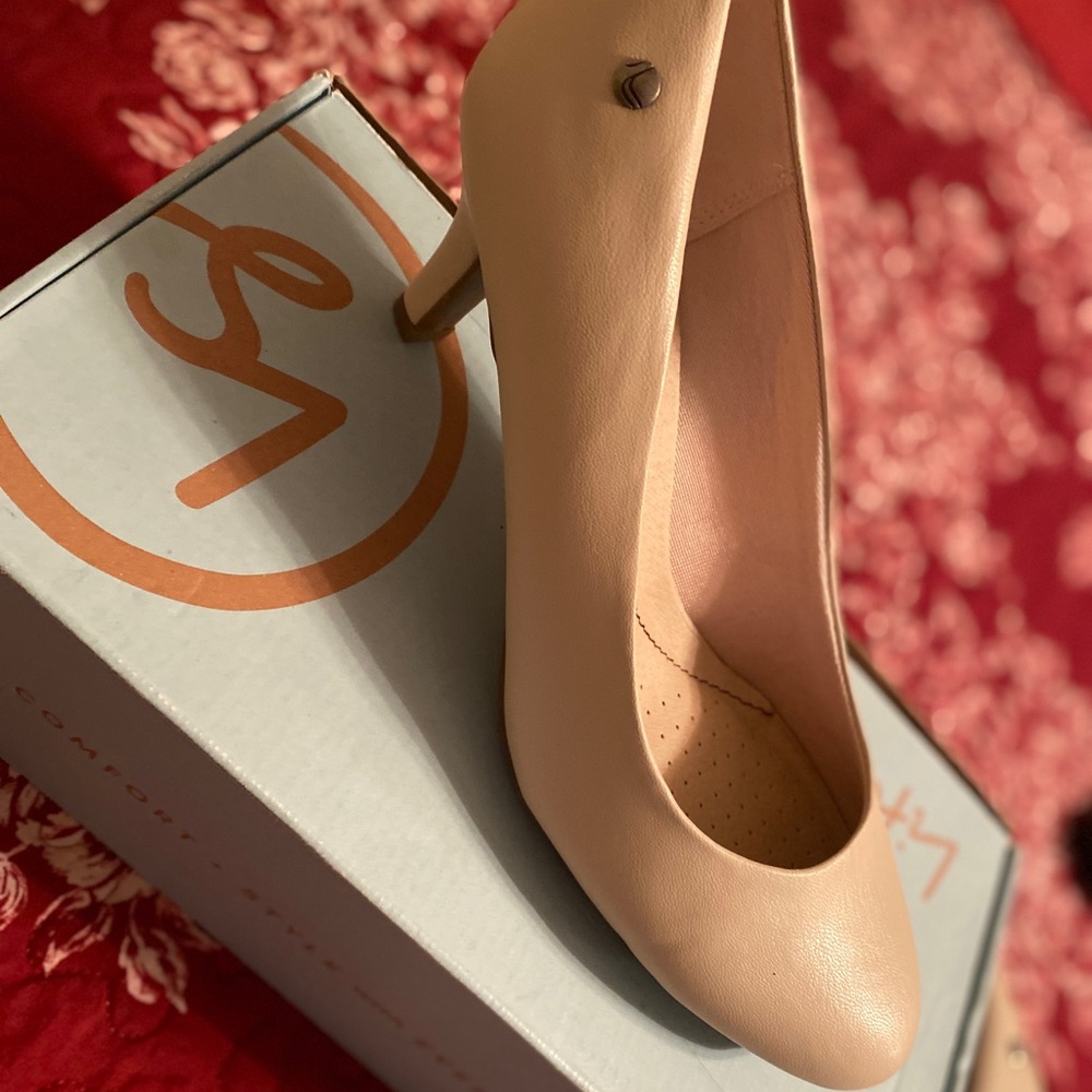 Life Stride Women's Beige Flats